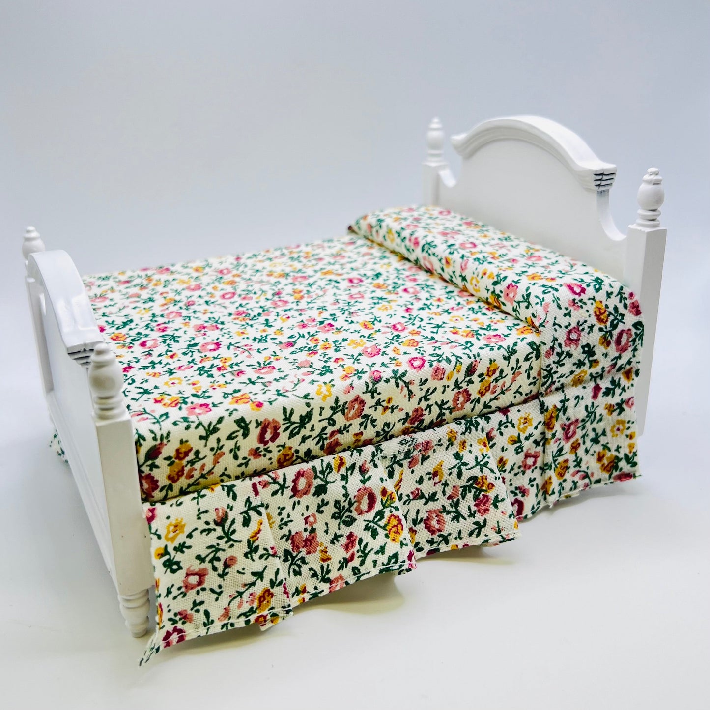 Double Bed - Off-White Floral Bedcovers - White - 1/12 Scale Dollhouse Miniature