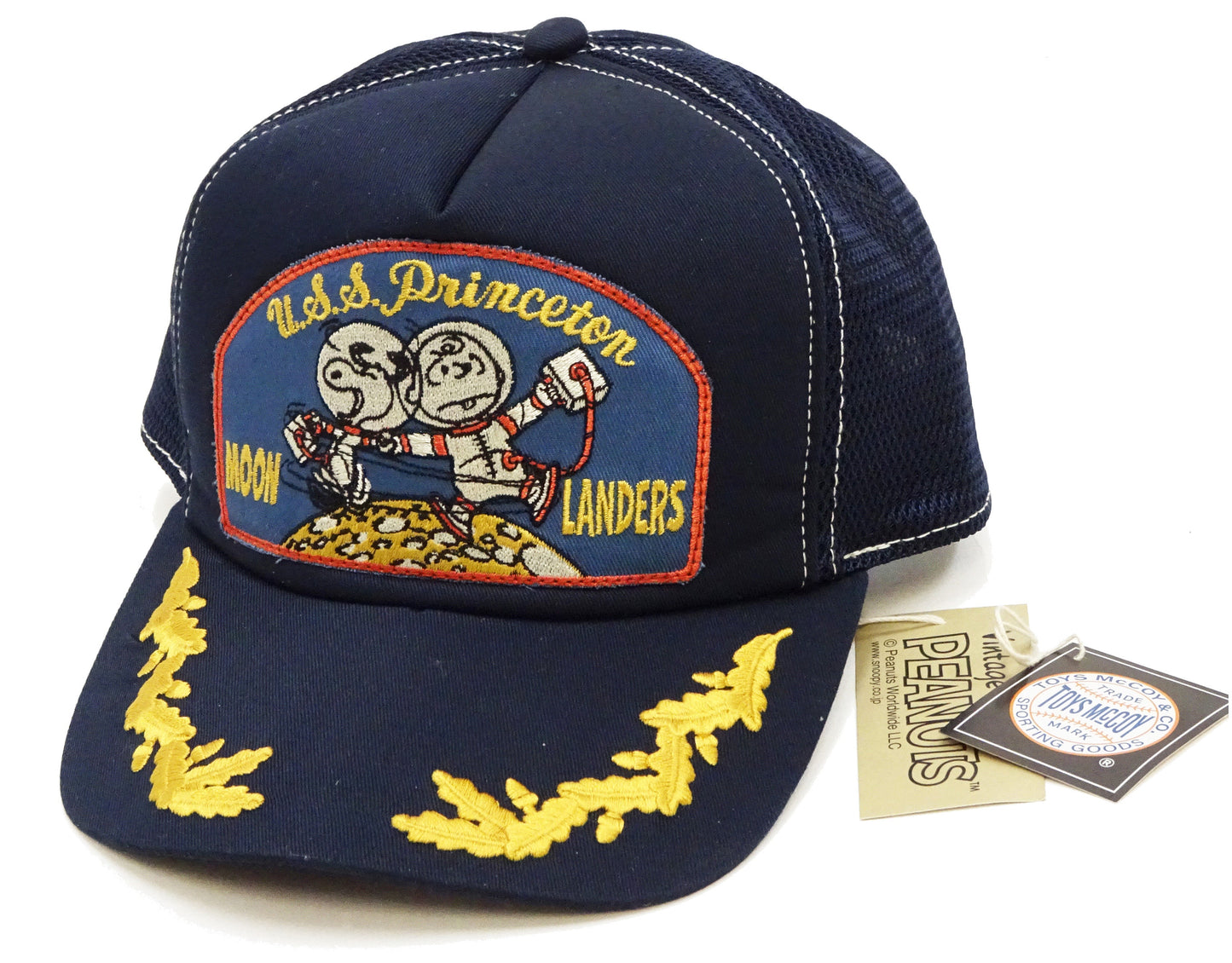 TOYS McCOY Men's SNOOPY Trucker Cap with Side Mesh Panels - Snapback Baseball Hat with Embroidered Patch and Visor Embroidery, Made in Japan (TMA2607 120 Dark Navy)