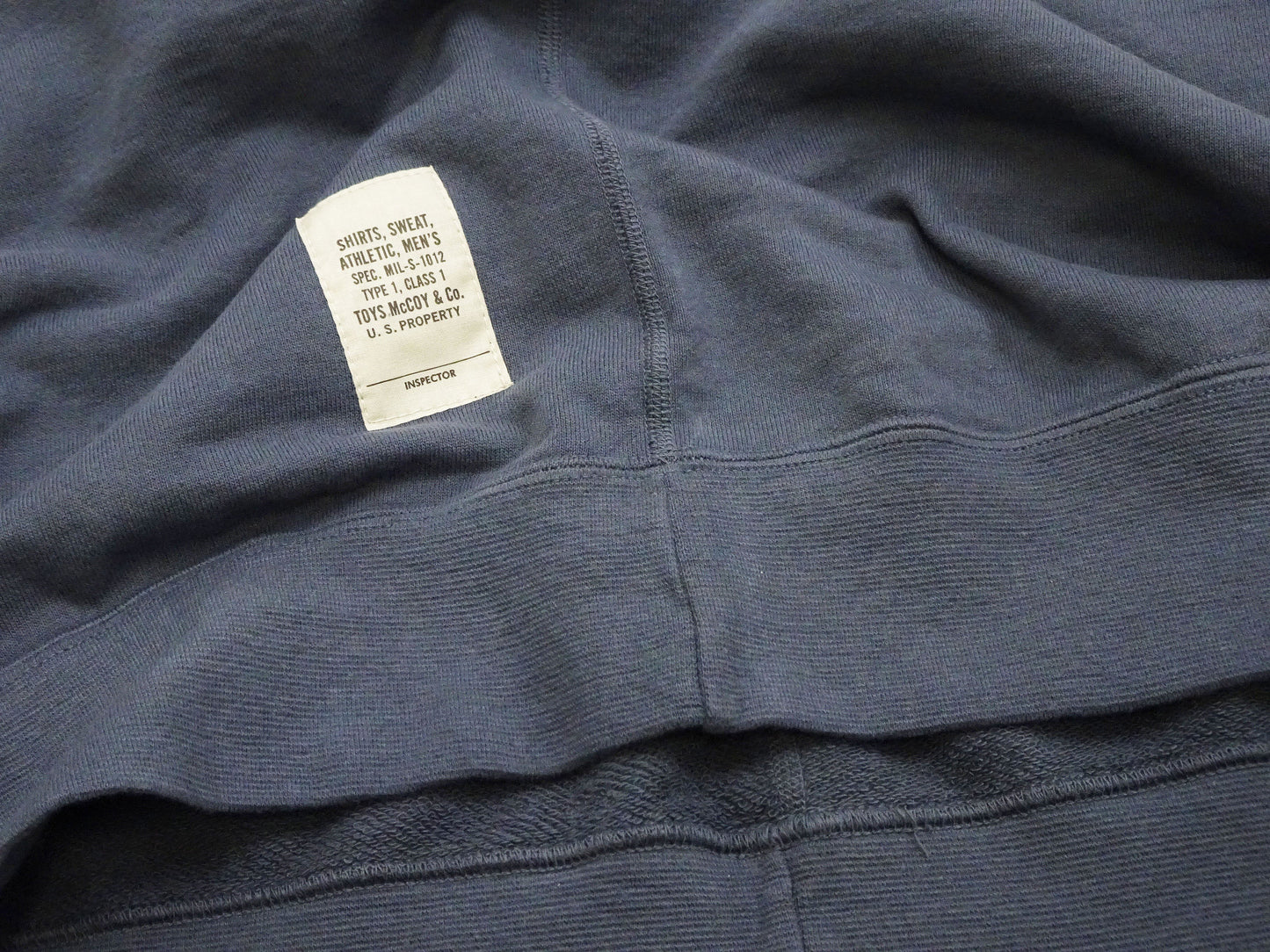 TOYS McCOY Men's Short Sleeve Raglan Sweatshirt, Garment-Dyed Loopback French Terry, V-Gusset Crewneck, Made in Japan (TMC2612 120 Garment-Dyed Washed Blue)